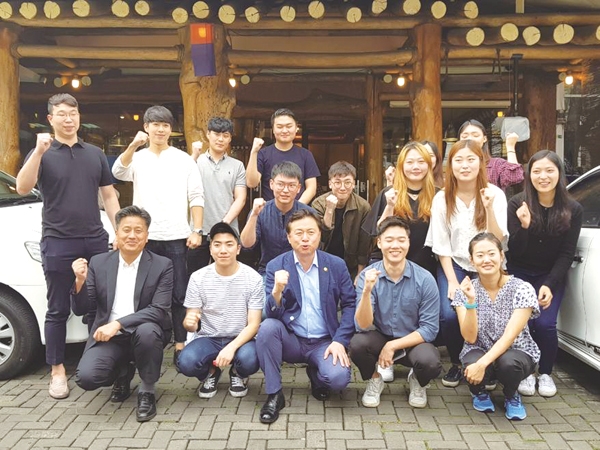 김영춘 장관이 반둥공과대학교를 방문한 뒤 현지 한국 대학생들을 격려하고 있다.