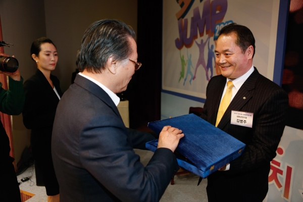 김병주 냉동냉장수협 상임이사(오른쪽)가 상호금융 경영종합평가에서 4연속 경영대상을 수상하고 있다.
