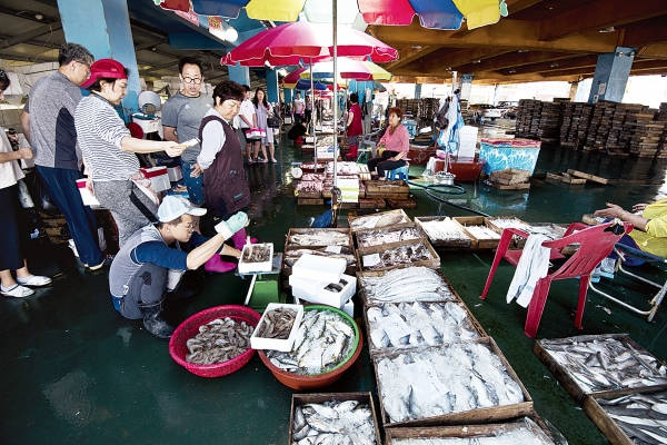 충남 서천 홍원항에서 대하를 판매하고 있는 모습