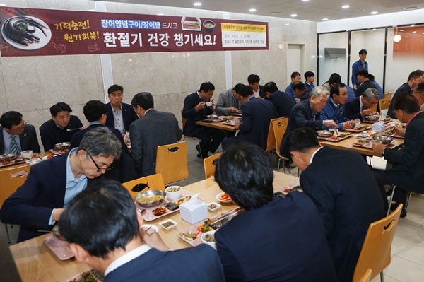 수협중앙회가 수산물 시식회와 할인행사를 잇따라 개최하며 수산물 소비진작 활동에 주력하고 있다.